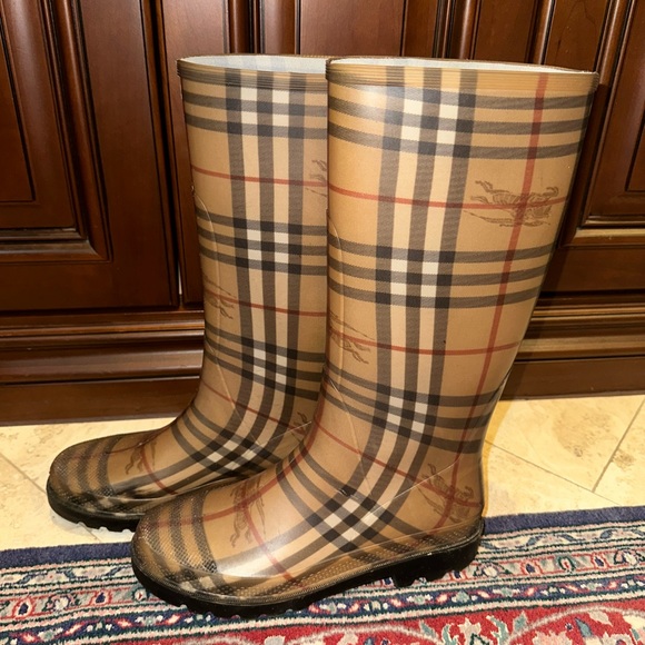 COPY - BURBERRY RAIN BOOTS - Picture 1 of 2